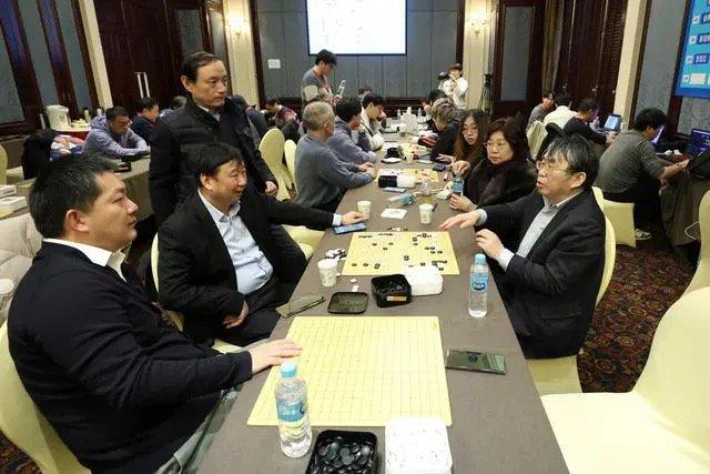 俞斌和聂卫平（右一）探讨棋局。